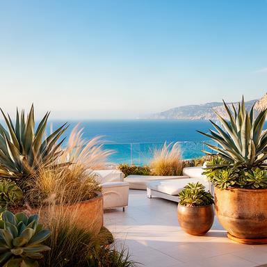 Terrazza panoramica dell'Hotel Poseidon con vasi, agavi e vista sul mare